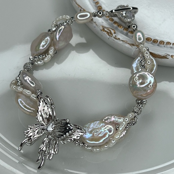 Stunning 🤩 Handmade Freshwater Pearl Bracelet Butterfly 🦋 Triple Strands 🔥 - Picture 2 of 3